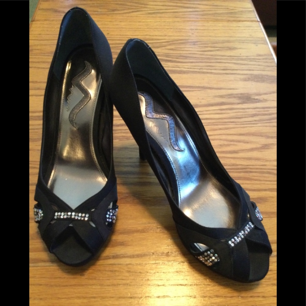 Nina black pumps, size 8 1/2 M